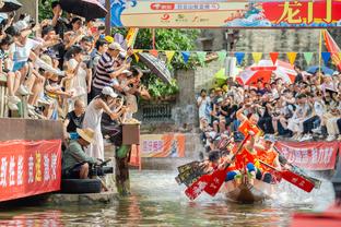 巴萨老队友重逢！伊涅斯塔抵达日本，后天代表神户战迈阿密国际